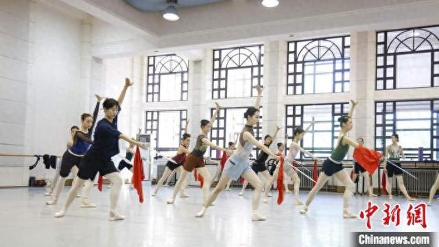 中芭演员们为即将到来的《红色娘子军》演出进行紧锣密鼓的排练。 时任摄