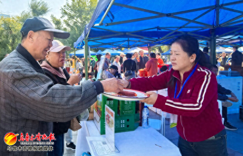 　　9月13日，市民正在选购红薯产品。 记者王璇摄