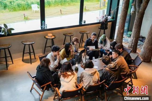 安吉余村，青年在头脑风暴。 天荒坪镇供图