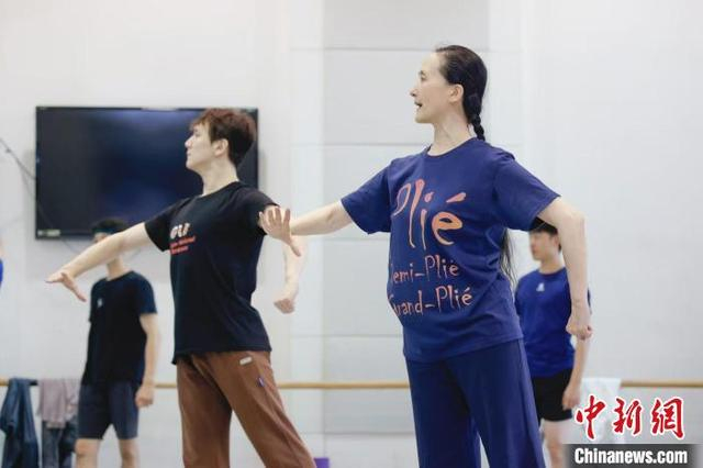 中央芭蕾舞团团长、艺术总监冯英现场指导《红色娘子军》的排练。 时任摄