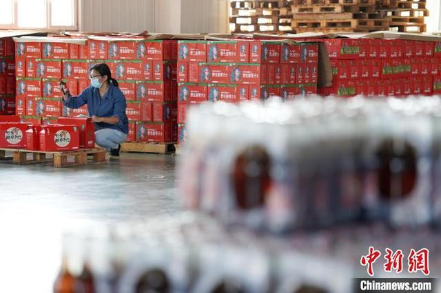 9月12日，在河北省内丘县一家食品企业的车间内，员工正在打包酸枣汁。刘继东 摄