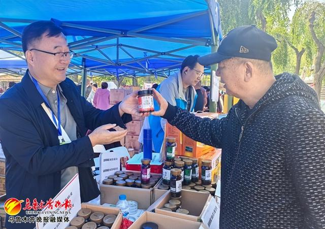 　　9月13日，市民正在选购蜂蜜产品。 记者王璇摄