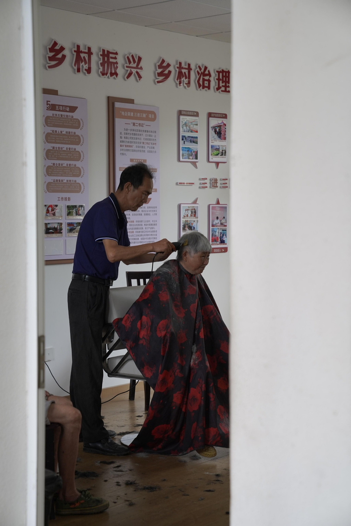 新国村的义务理发