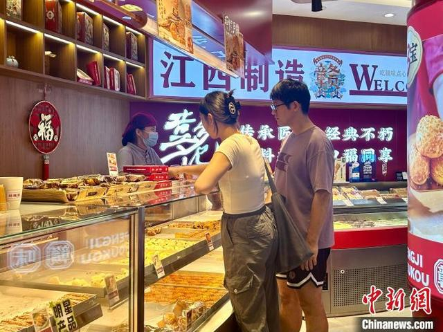 9月13日，南昌市一家连锁烘焙店内，市民正在挑选月饼。朱莹 摄