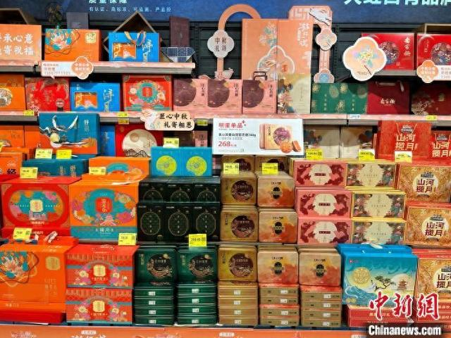 9月13日，南昌一家大型商超内，种类丰富、包装各异的月饼已占据展区“C位”。朱莹 摄