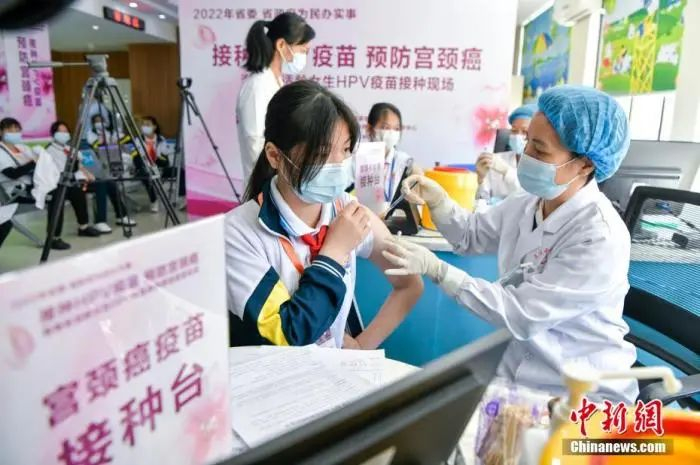图为适龄女生免费接种2价HPV疫苗。骆云飞 摄