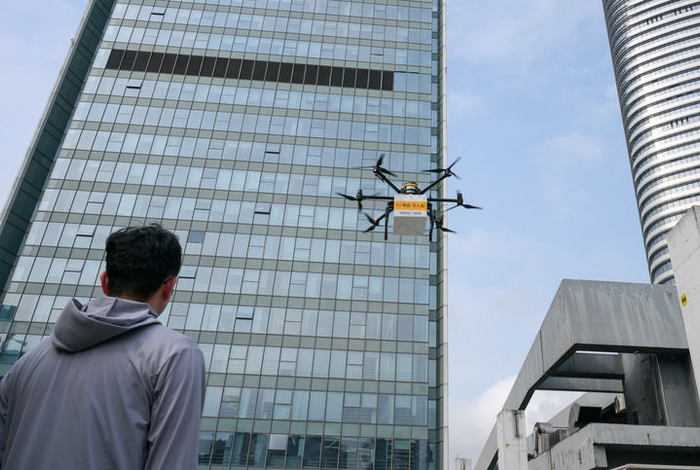 4月24日，美团无人机从深圳市一处商场顶楼起飞，为客户投送餐食。新华社记者 毛思倩 摄