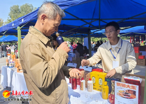 　　9月13日，市民正在选购白酒产品。记者王璇摄