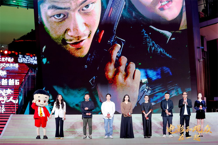 右起：《危机航线》《浴火之路》《只此青绿》《熊猫计划》《新大头儿子小头爸爸6：迷你大冒险》等影片主创登台推介