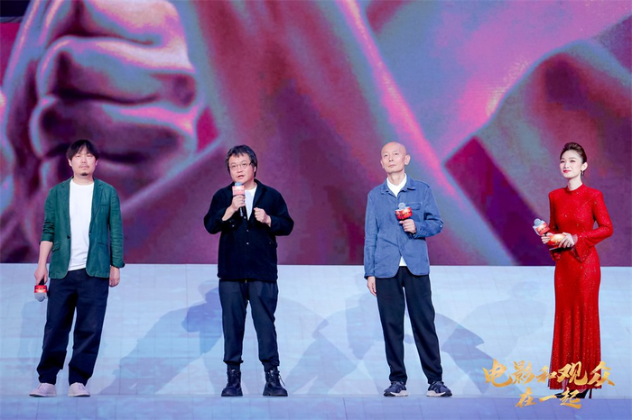 电影《爆款好人》导演宁浩（左二）、徐磊（左一）与主演葛优（右二）