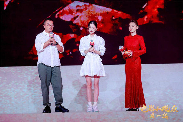 电影《出入平安》导演刘江江（左）、主演娜扎（中）