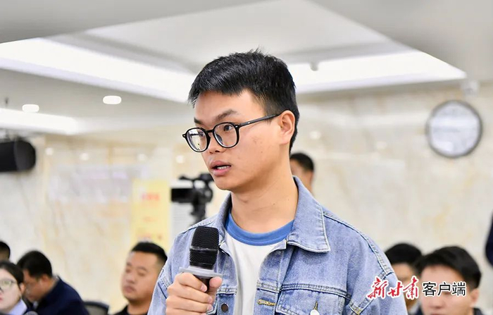 甘肃日报记者现场提问  