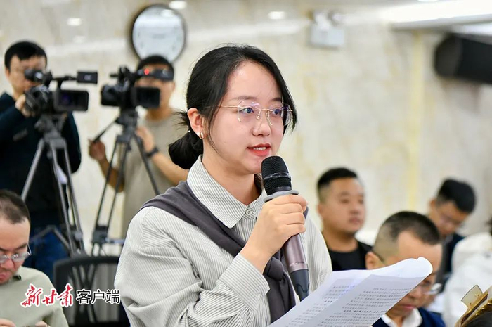 中新社记者现场提问 