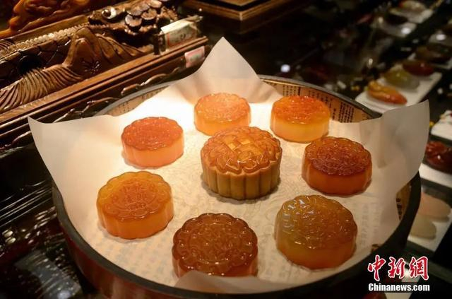 资料图：7个玉石“月饼”环绕真实的传统莲蓉月饼。中新社记者 程景伟 摄