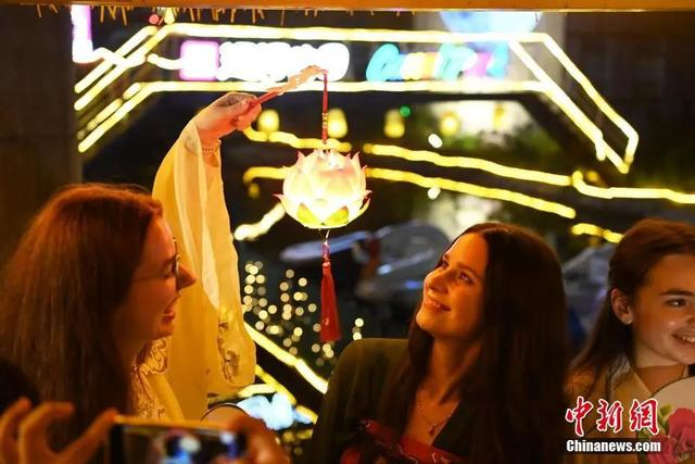 资料图：外籍留学生玩花灯。中新网记者 陈超 摄