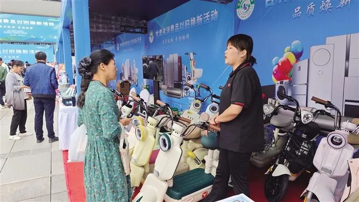 市民现场咨询了解活动详情