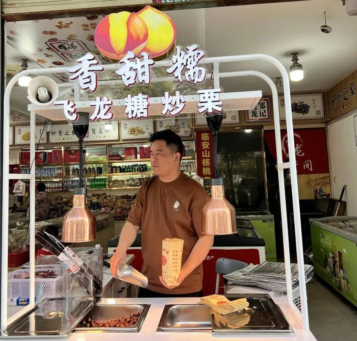 板栗的销售现场。谢春晖/摄