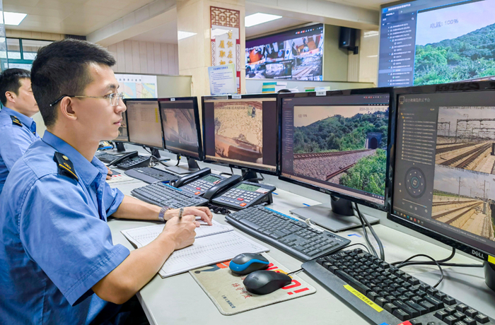 上海工务段调度科利用技防措施对管内重点防洪地段进行实时盯控。  丰子恺 摄