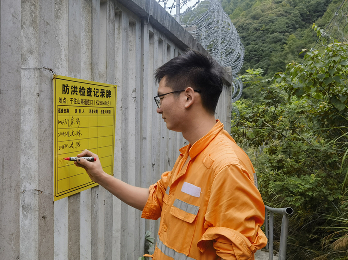 宁波工务段职工对铁路沿线隧道进行记名防洪检查。  朱小刚  摄