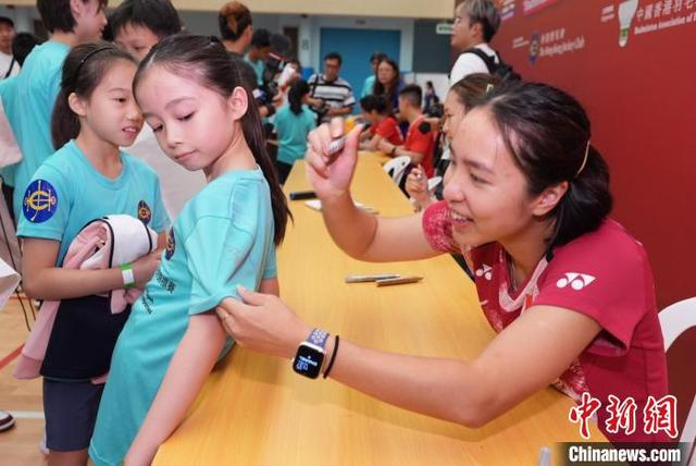 杨雅婷为现场参加者签名并拍照留念。 主办方 供图