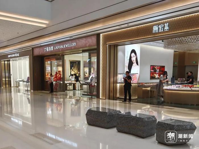 高端商场内,金店门庭冷落。图/潮新闻