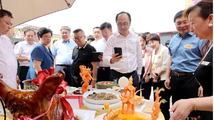 领导嘉宾参观展示区 图片来源：河间周报