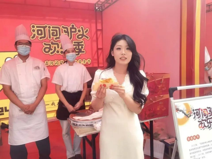 消费者现场品鉴驴肉火烧 彭东海 摄