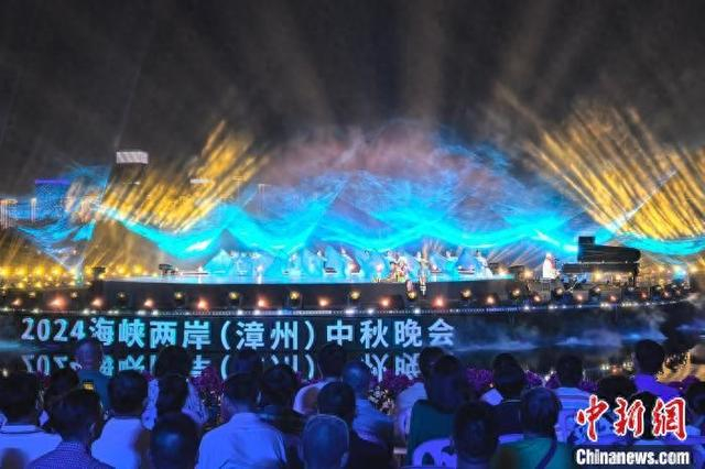 图为晚会上，胡德夫深情献唱唐代诗人贺知章的诗歌《回乡偶书》，用浑厚的嗓音唱出浓浓的乡愁眷恋。中新网记者 张金川 摄