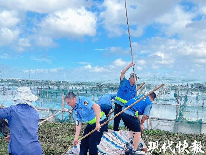 相关部门正协助养殖户进行抢修。受访者供图