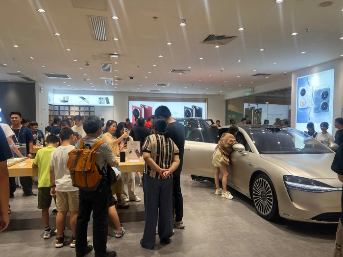 （图：中秋期间华为门店景象，记者巩兆恩/摄）