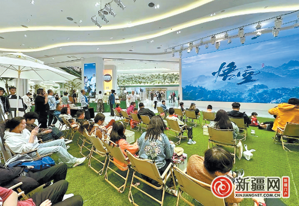 CCMALL时代广场打造的露营基地，为市民和游客营造了微度假氛围。 （全媒体记者郭玲摄）