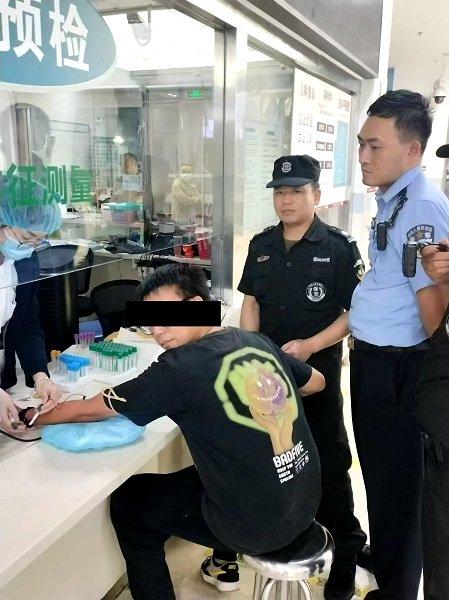 男子一身酒气到派出所找女友,警察说:从警这么多年第一次碰到