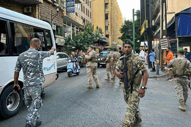 当地时间2024年9月17日，黎巴嫩多地发生爆炸事件，涉及多个小型无线电通信设备，受伤人数超过4000人。视觉中国 图