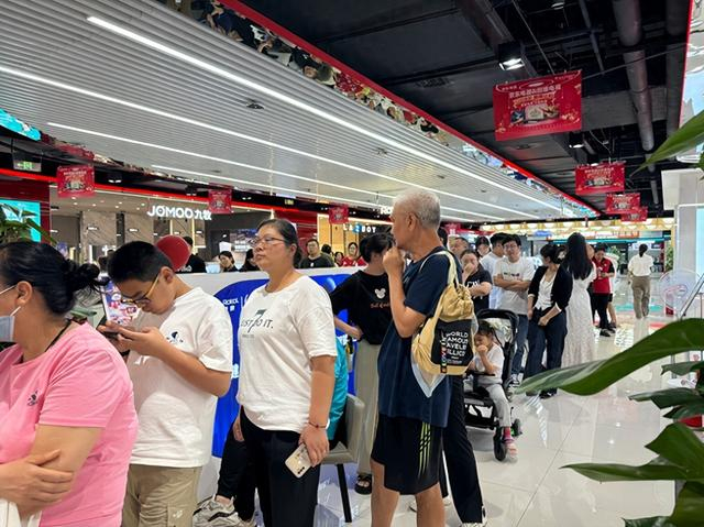 消费者手拿号码牌排队结账