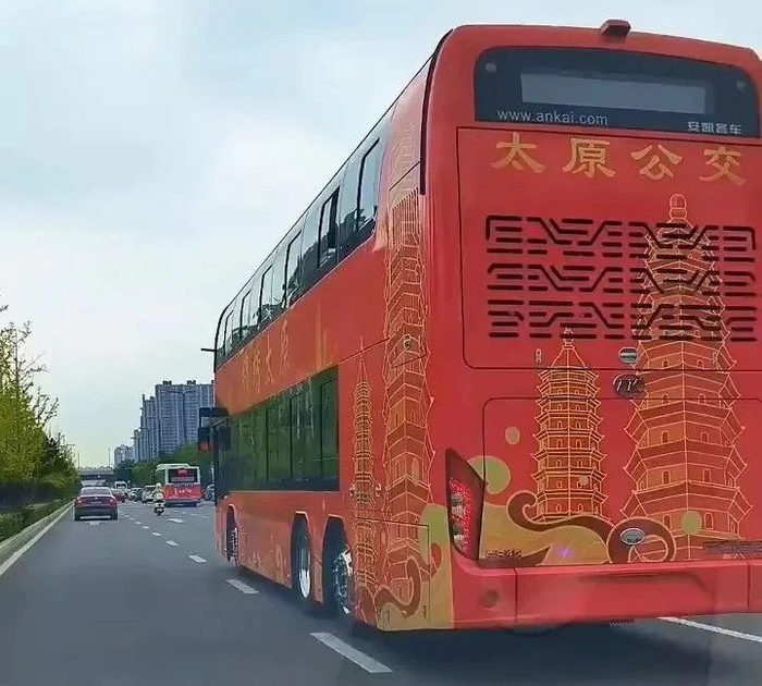 穹顶玻璃天幕 皮质沙发 双层旅游巴士亮相太原!