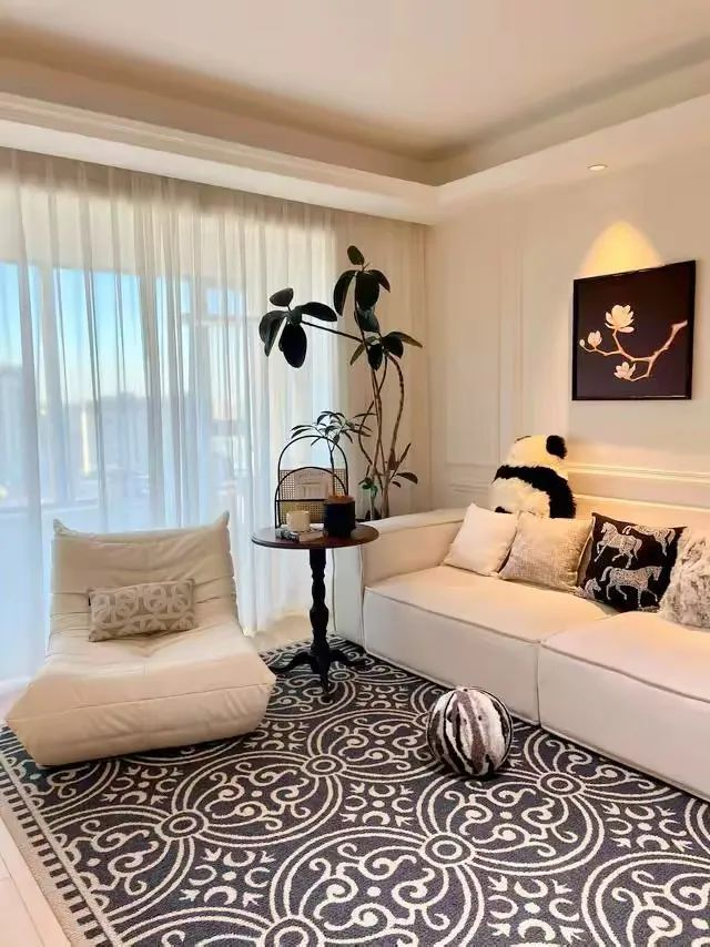 说到客厅的亮点,那必须得提那面"书海"墙!