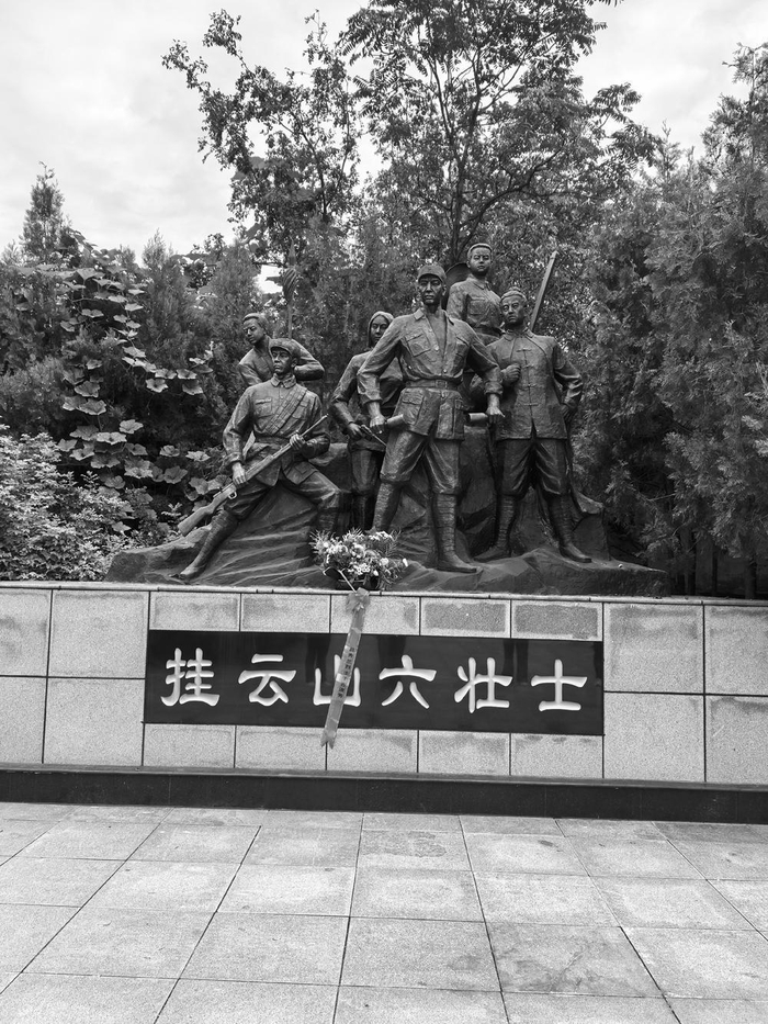 　　挂云山六壮士塑像。