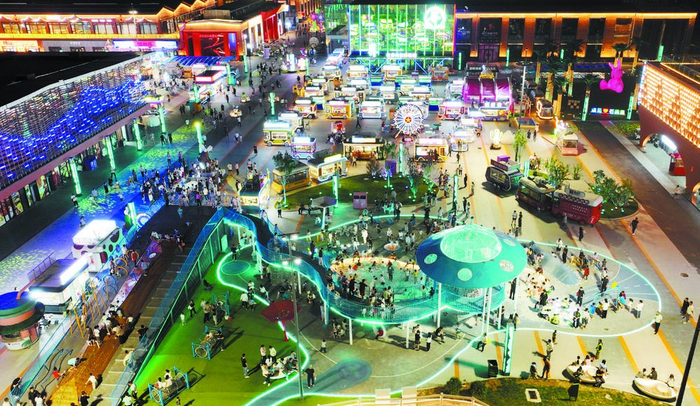 　　夜幕降临，市民到石美集城市微度假中心休闲游玩。　　本报首席记者 张 震 摄