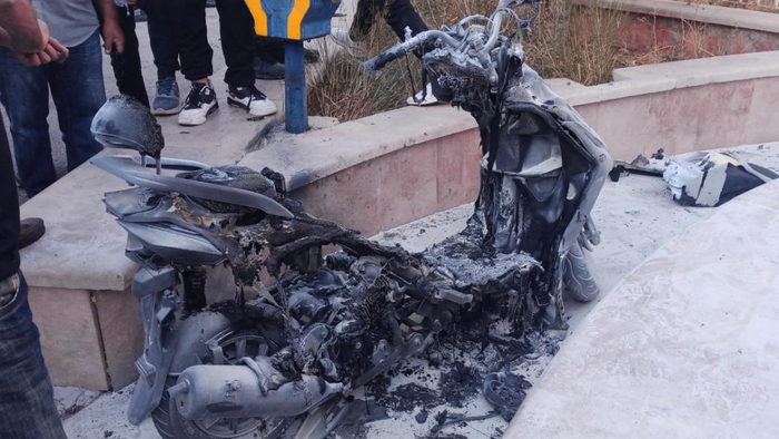 这张9月18日在黎巴嫩巴勒贝克拍摄的照片显示的是通信设备爆炸损毁的摩托车。新华社 图