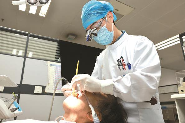             胥春诊疗中  奚荣佩  摄          