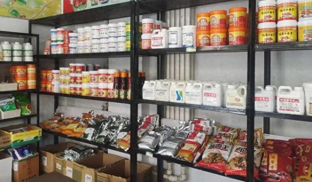 各种食品添加剂分类摆放 王晓娜 摄 