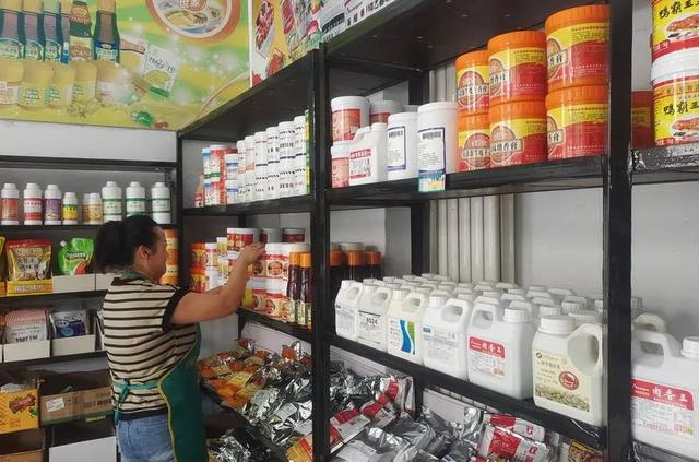 食品添加剂专卖店内，售货员正在整理货架。王晓娜 摄