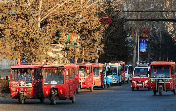 2019年，鹤岗街头停靠的三轮电动车（图片来源：视觉中国）