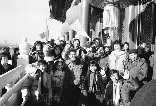 1988年元旦，第一批登上天安门城楼的游客，兴高采烈地拍照留念。图源：北京日报