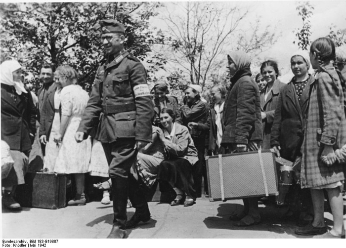 1942年5月，即将被送往德国从事强制劳动的年轻女性。