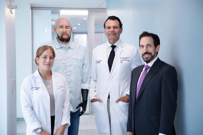 亚伦·詹姆斯（Aaron James，左二）和诊疗团队。图源/NYU Langone Health