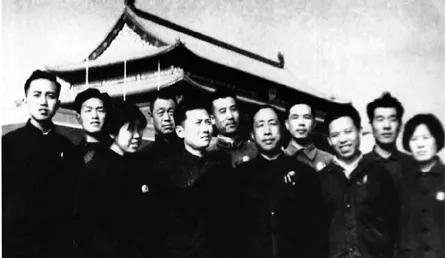 1970年5月天安门城楼重建竣工后，部分设计人员与大木作师傅留影。图源：北京日报