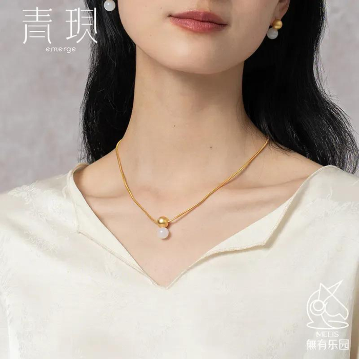 佩戴起来，显得人温润优雅，充满知性美，日常喜欢中式风格穿搭的妹子一定不要错过~划线价880元，折后价格792元。