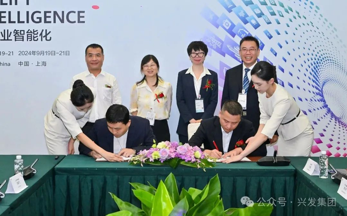 ▲ 华为公司湖北政企业务副总经理王闯（左）与兴发集团副总经理彭亚利（右）代表双方公司签订全面合作框架协议