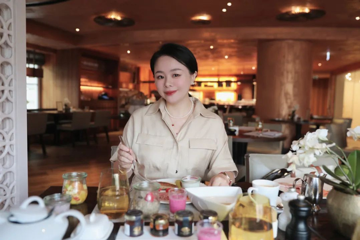 尤其喜欢搭配的这条南红项链，名字叫“小团圆”，寓意很美满。天然保山南红色泽浓郁、立体饱满，像一颗红豆一样，优雅中带着俏皮可爱。